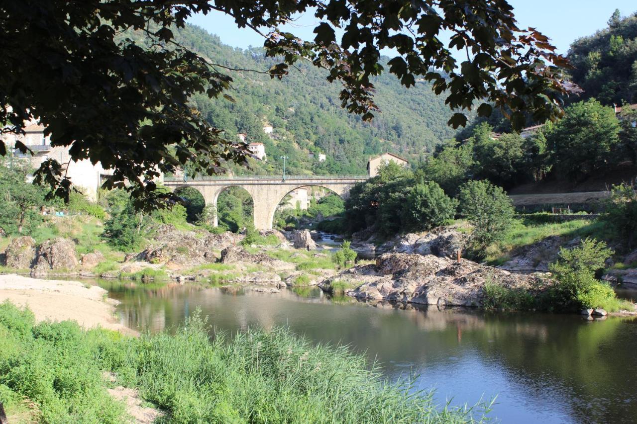 La Riveraine Et Les Bicyclettes Saint-Sauveur-de-Montagut Exterior photo